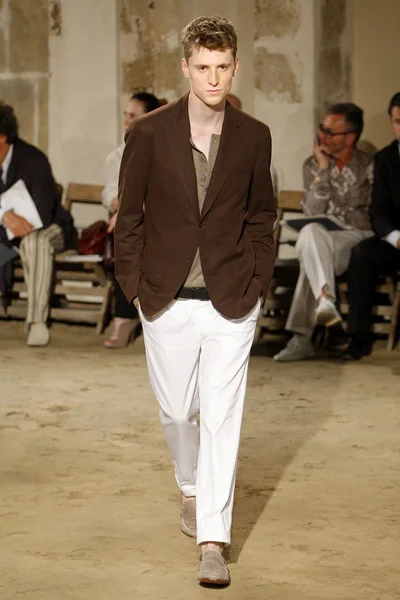 Look 10